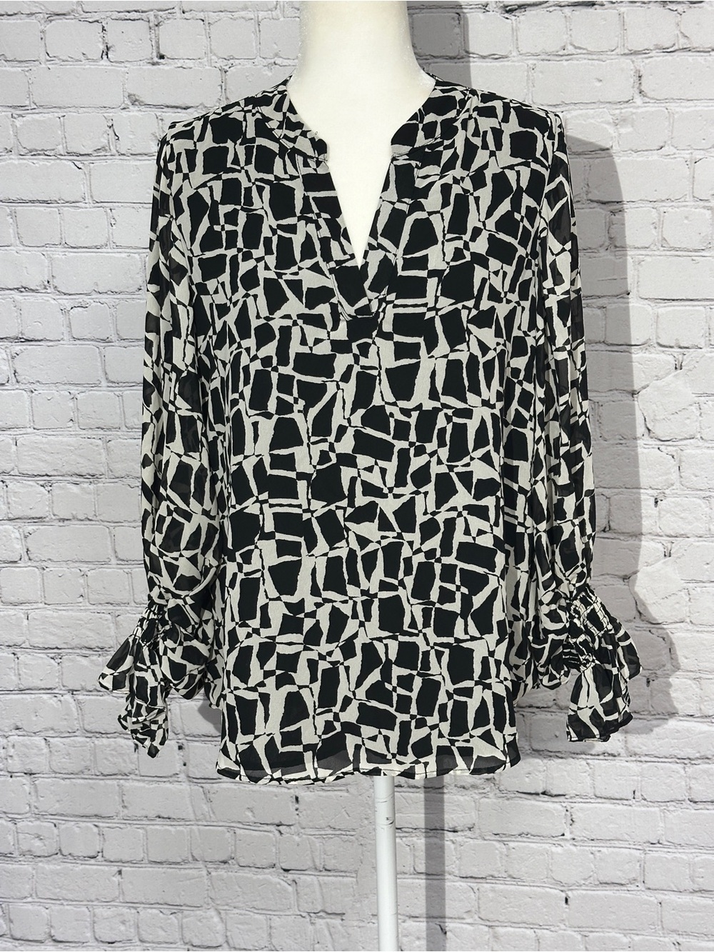 Vince Camuto Black and White Abstract Print V-Neck Blouse